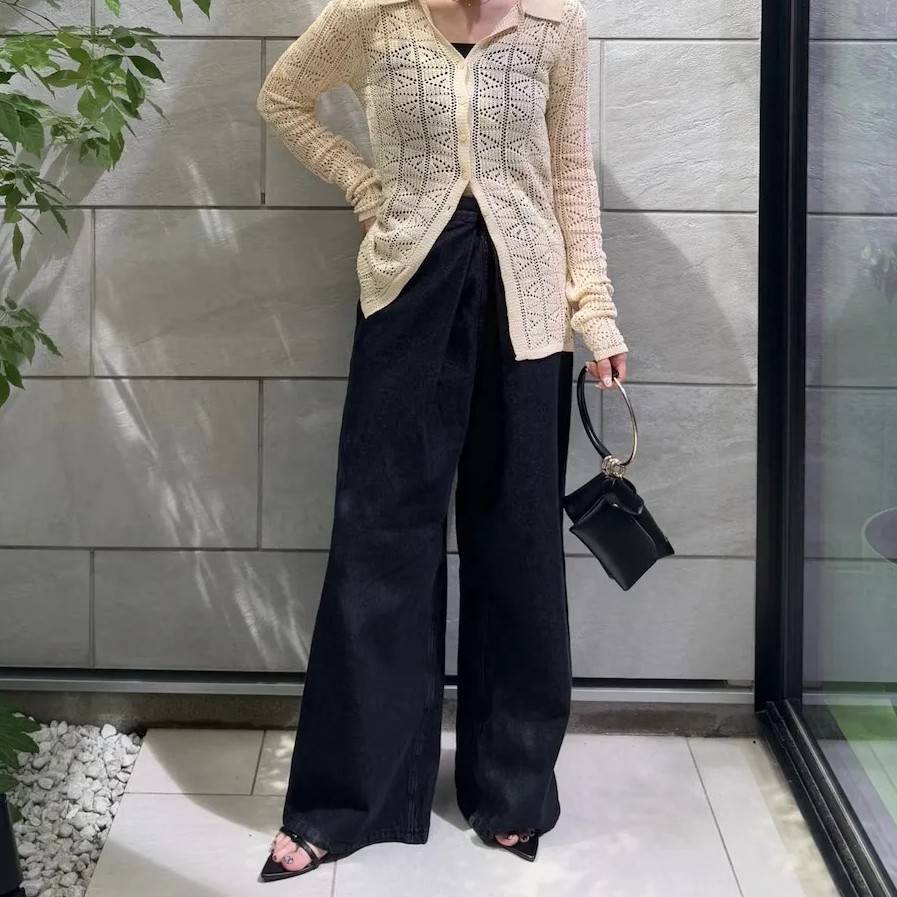 モノトーンコーデの女性
