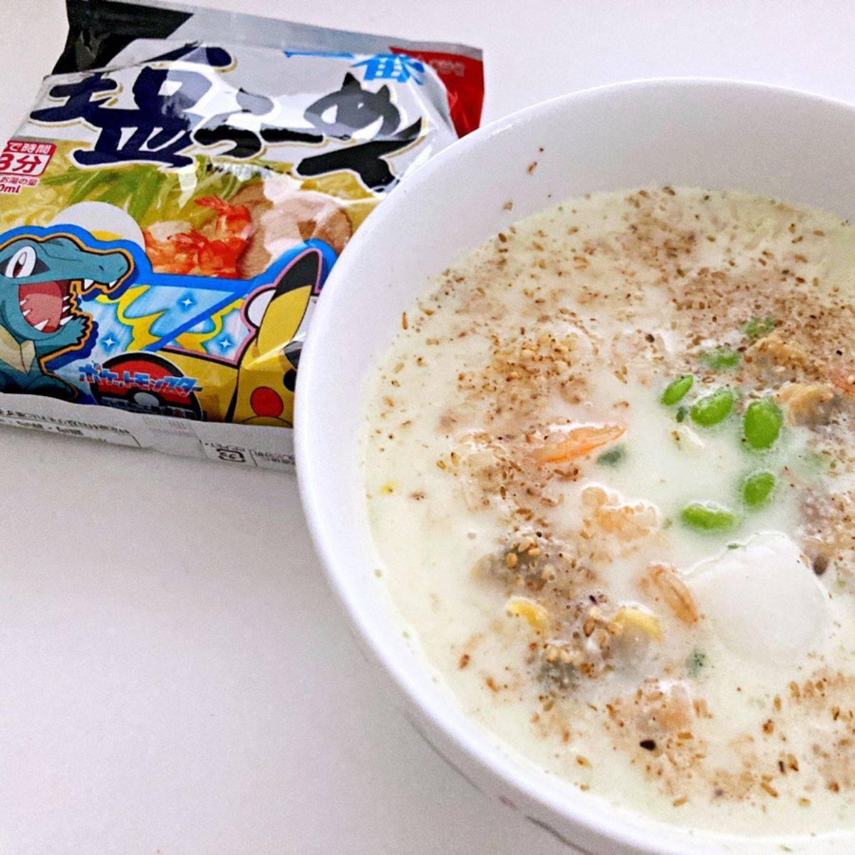盛り付けたミルクシーフードラーメン