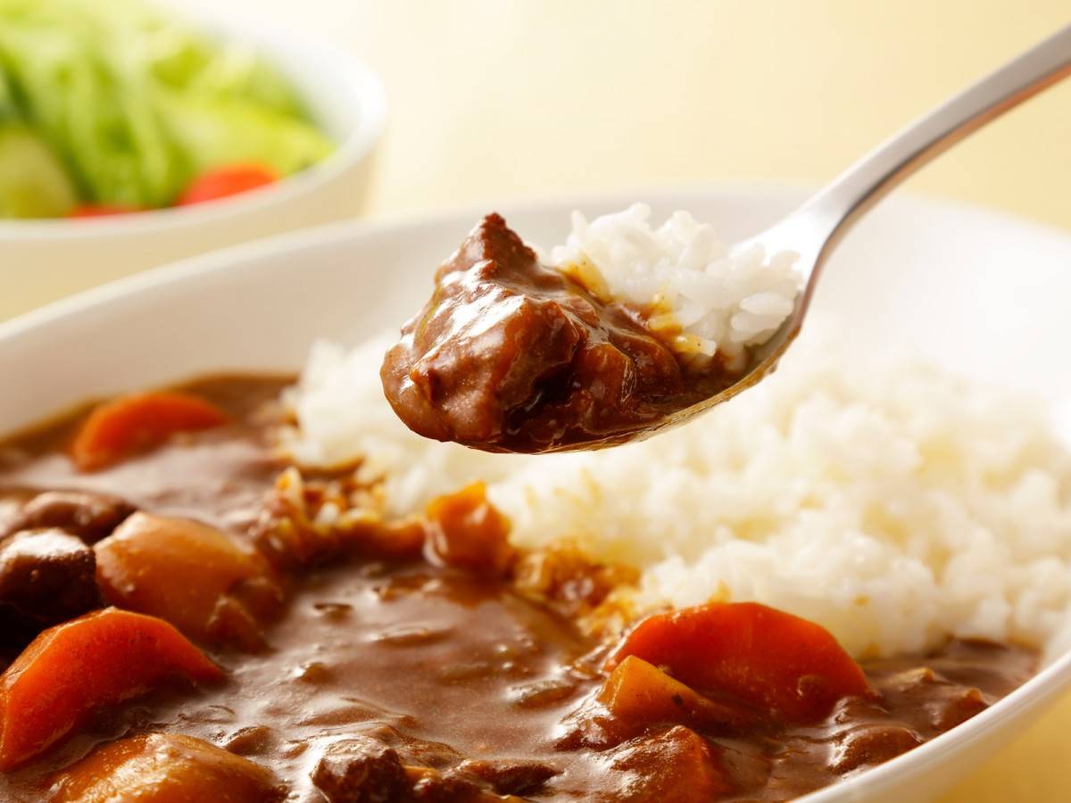 カレーライスをスプーンですくう