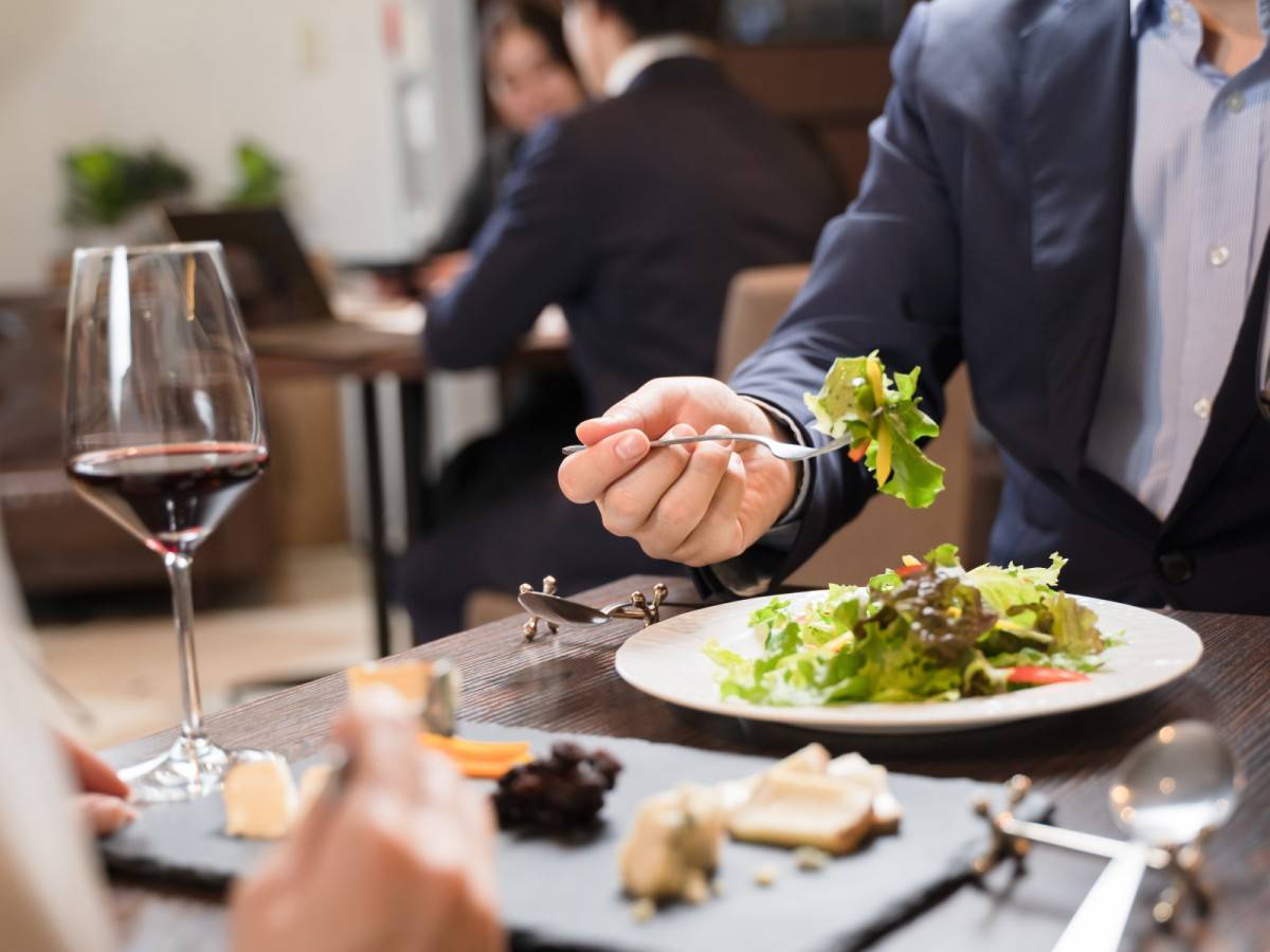 レストランで食事をする男女の手元