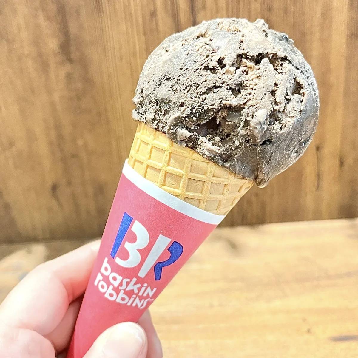サーティワンアイスクリームの「トリプル チョコレート ブレイク ～Made with KITKAT🄬～」