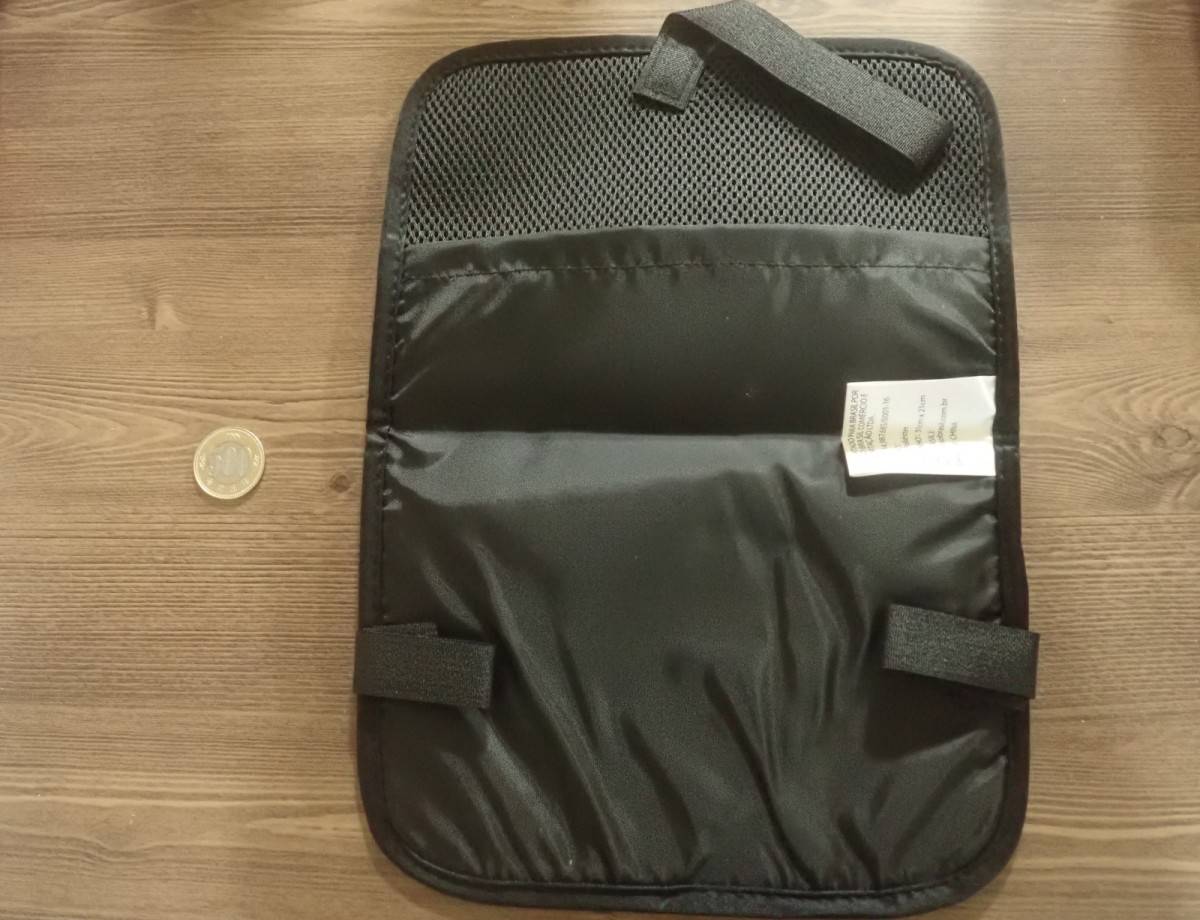 ダイソーのリュックサックパッド(ブラック、保冷剤ポケット付)