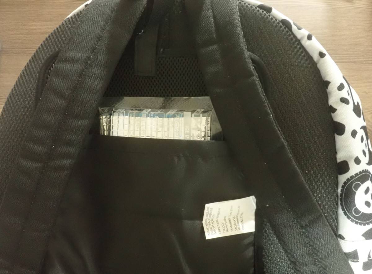 ダイソーのリュックサックパッド(ブラック、保冷剤ポケット付)