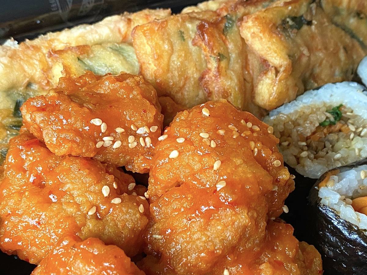韓国らしさを楽しめるヤンニョムチキン＆チヂミも。