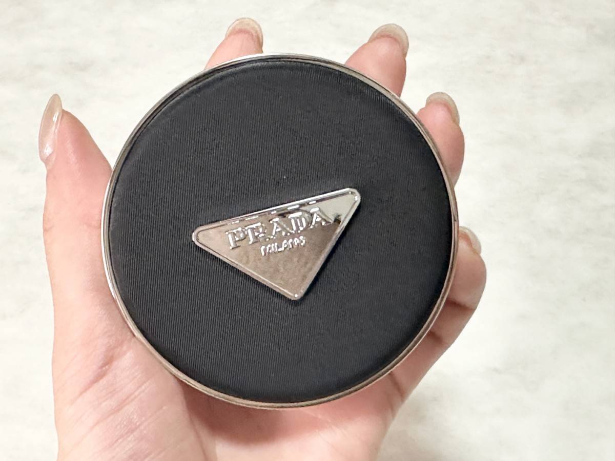 PRADA BEAUTY　メッシュクッションのパッケージデザイン