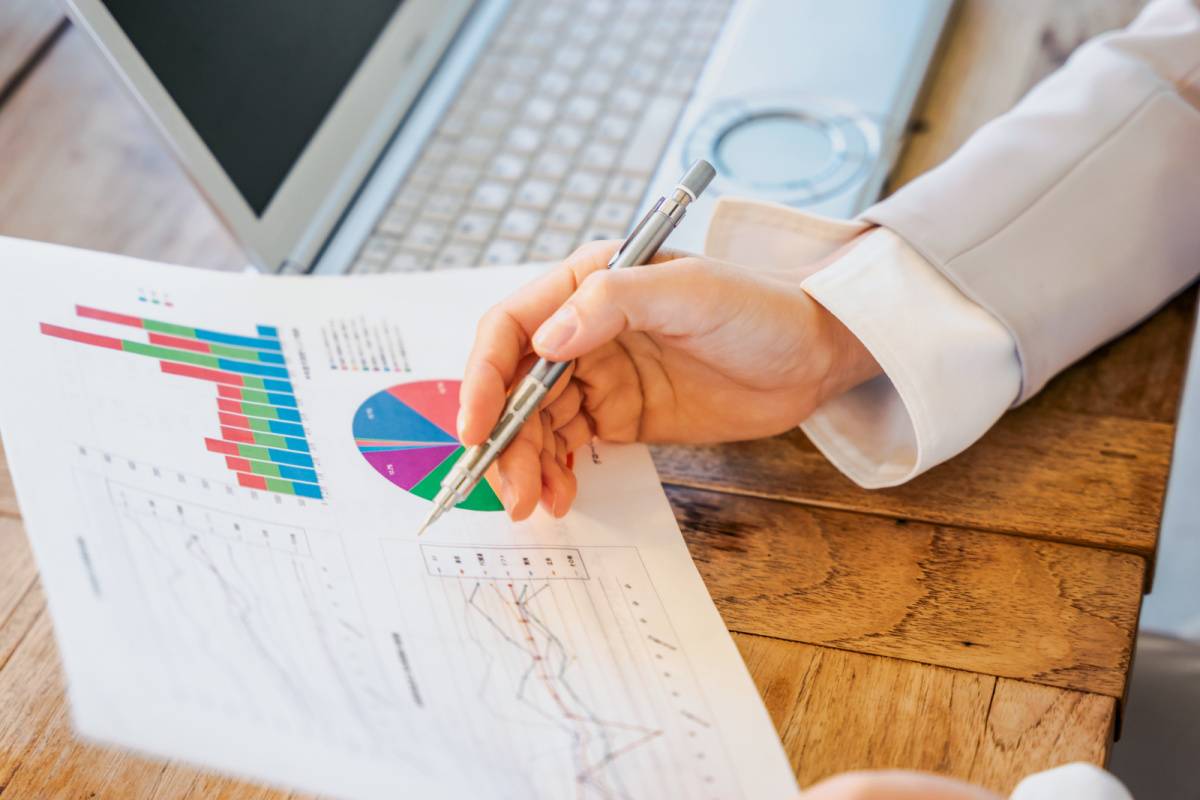 グラフを見る人