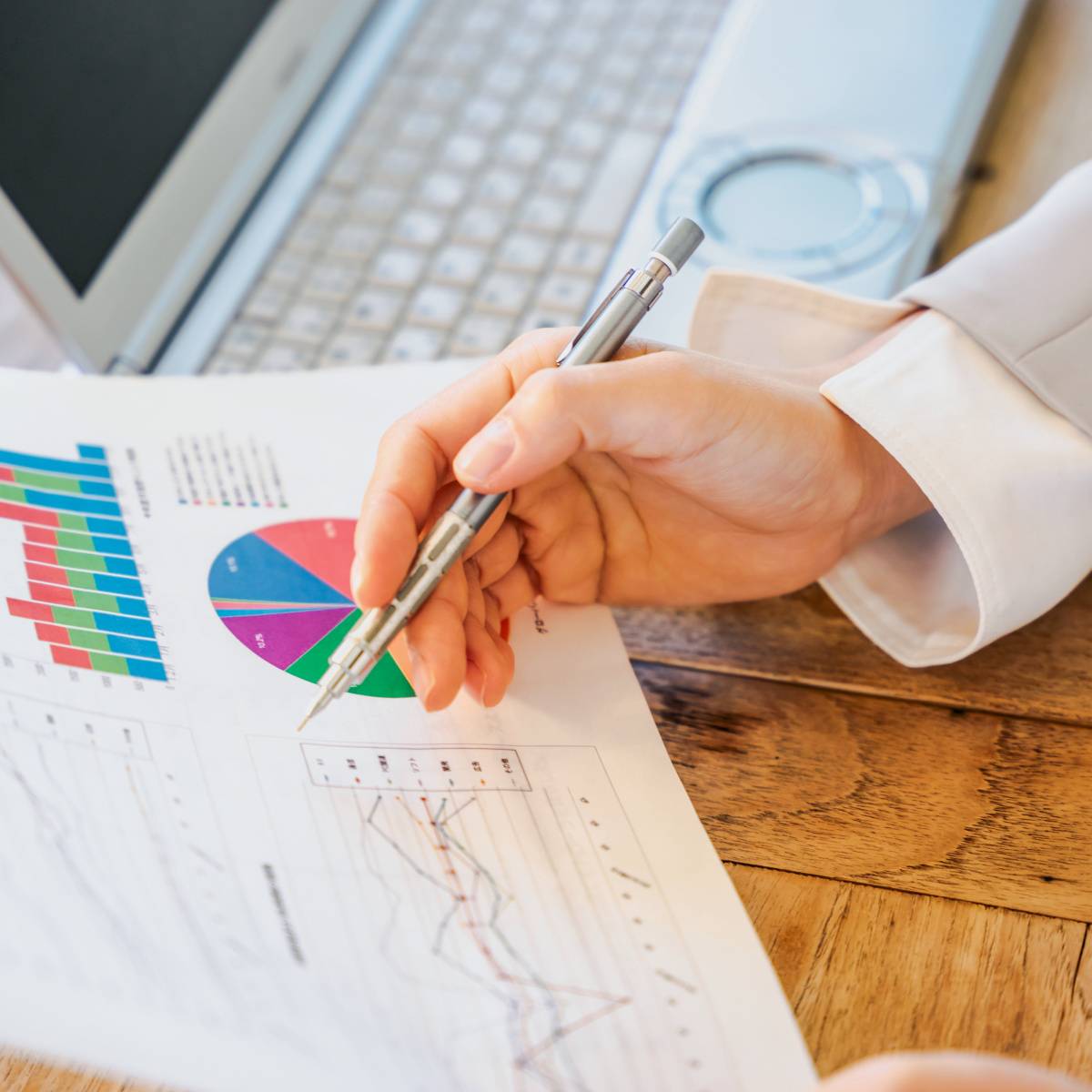 グラフを見る人