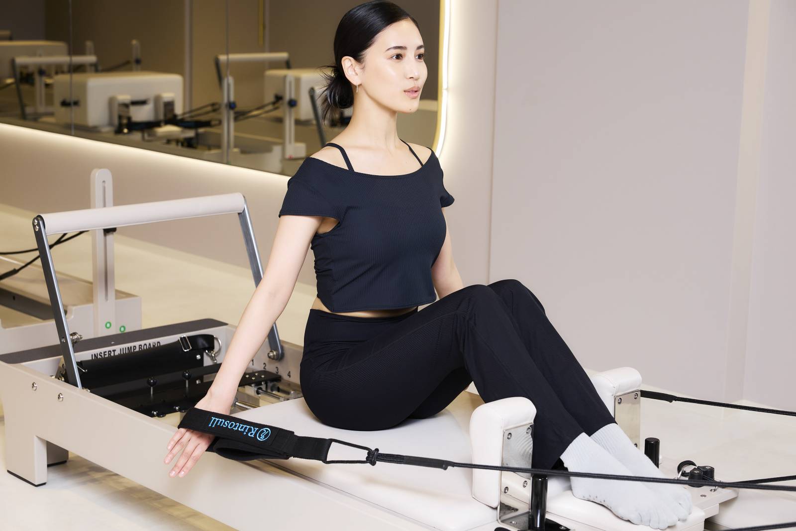 マシンピラティスを行う藤井夏恋