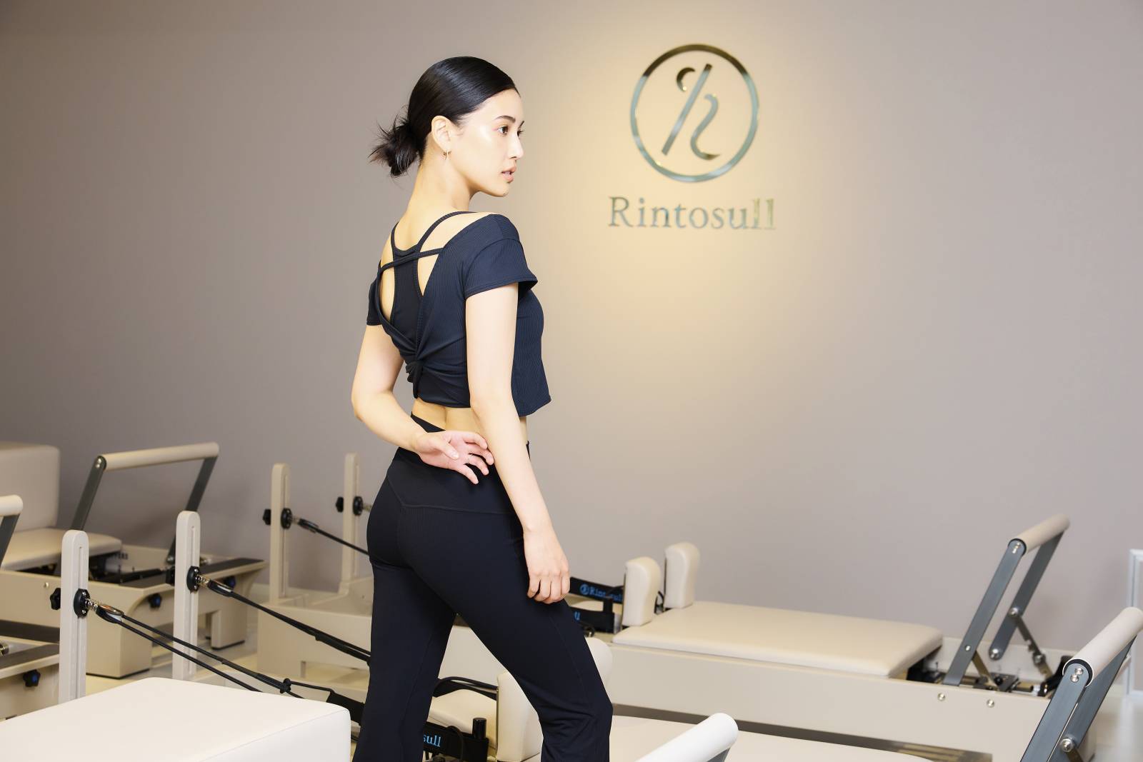 しなやかなボディラインの藤井夏恋