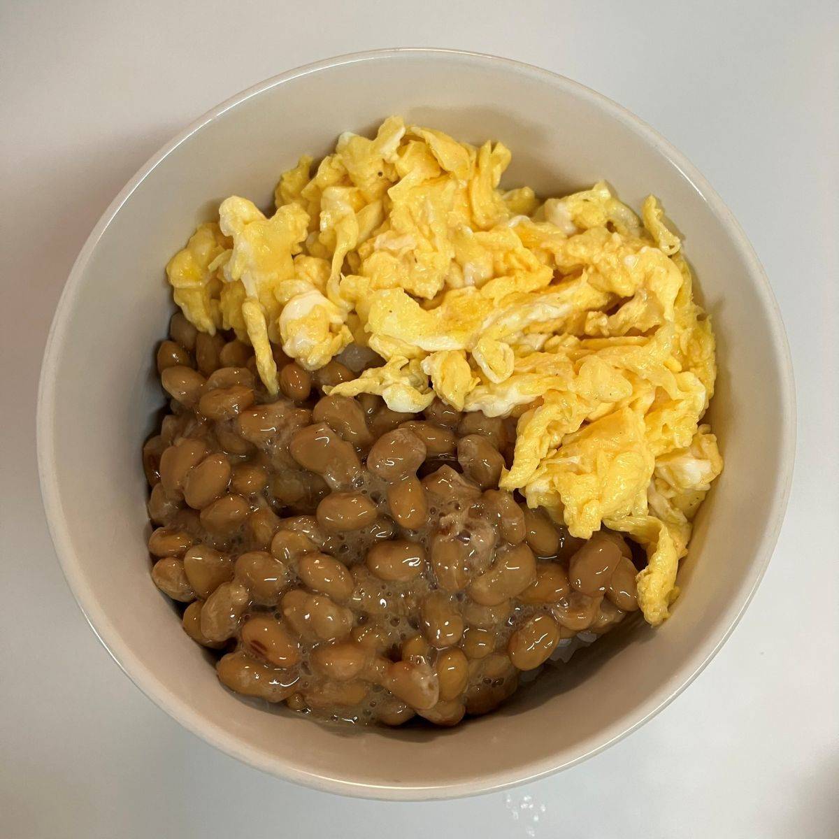 タカノフーズ公式の「スクランブルエッグ納豆丼」のレシピ
