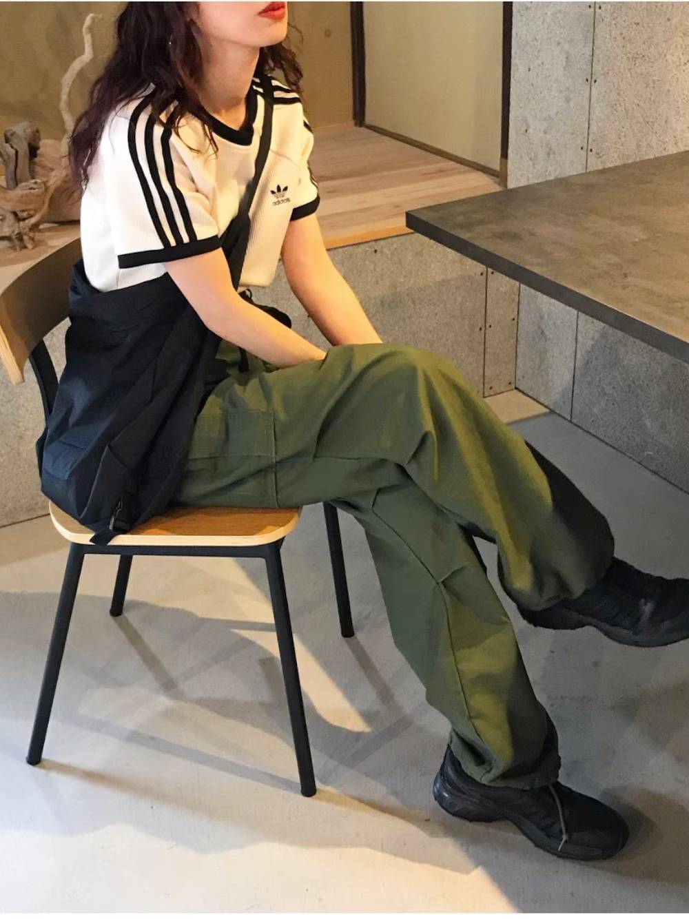 サイドラインTシャツ×カーゴパンツ