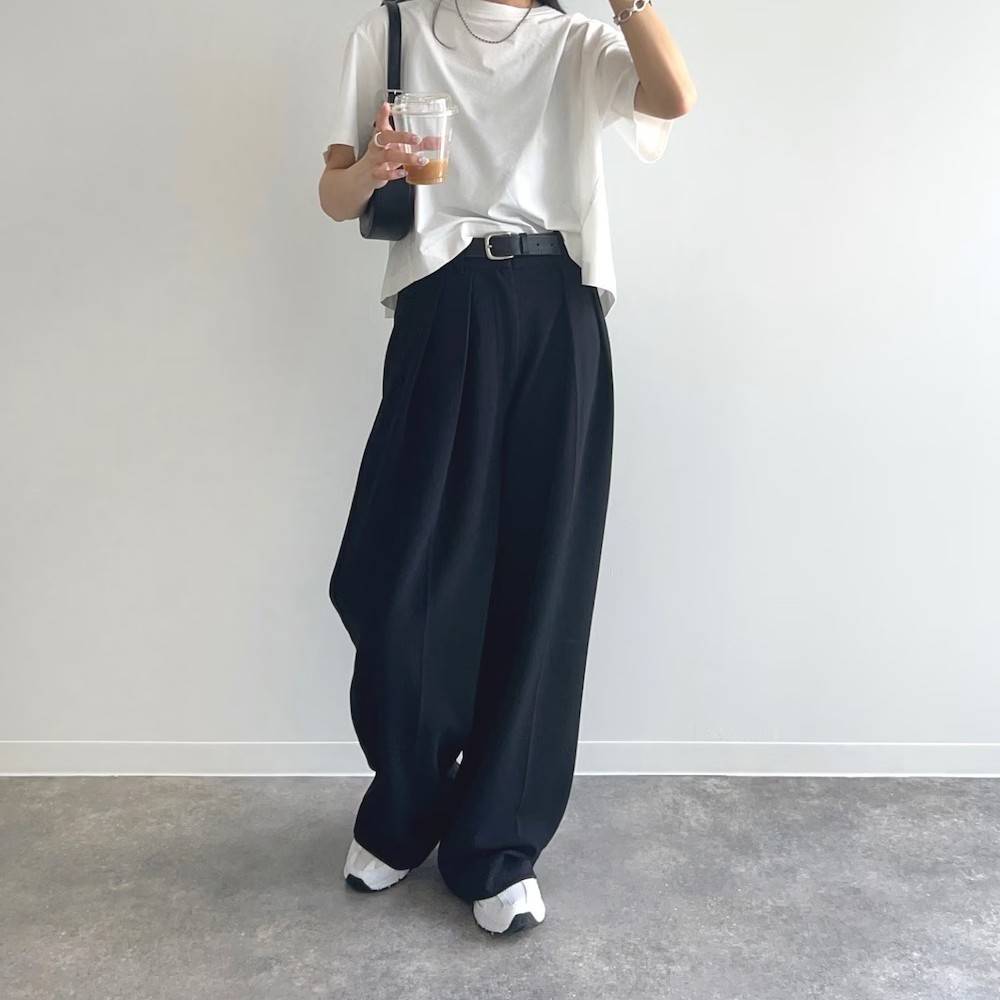 モノトーンコーデの女性