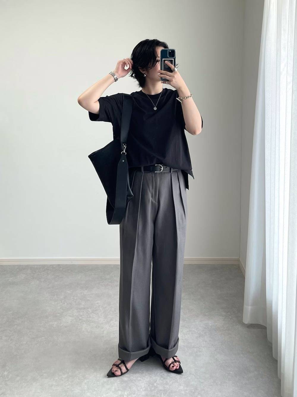 黒×グレーの濃色コーデ
