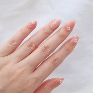 とんでもなく垢抜ける。不器用さん向け「パールのお花ネイル」のやり方