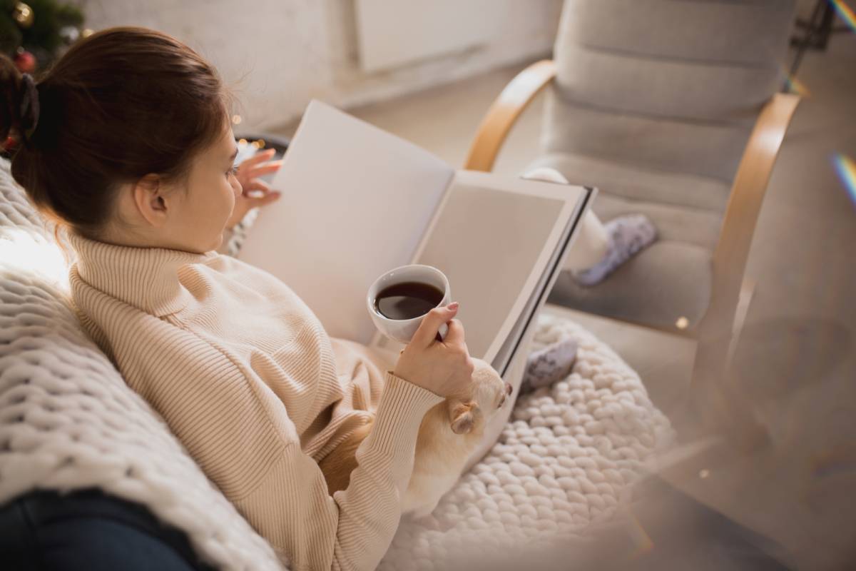 読書をする女性と犬
