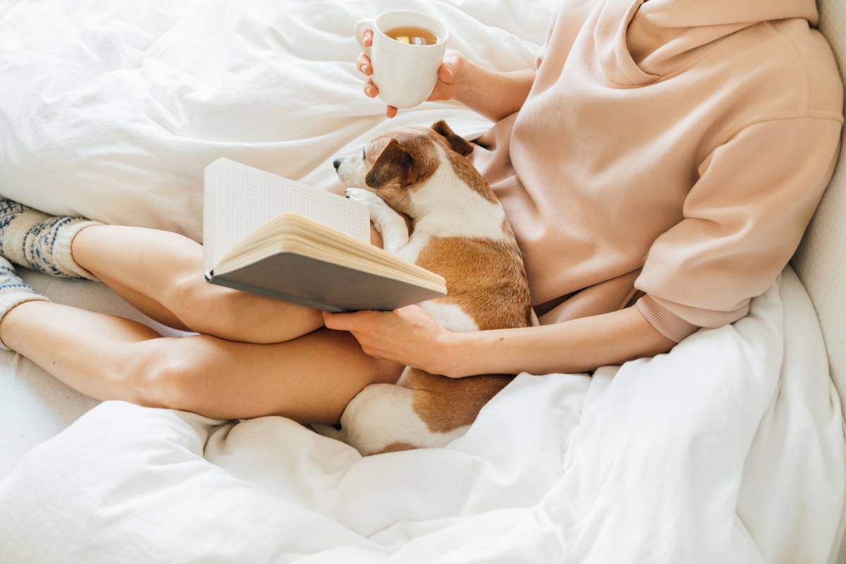 読書をする女性と犬