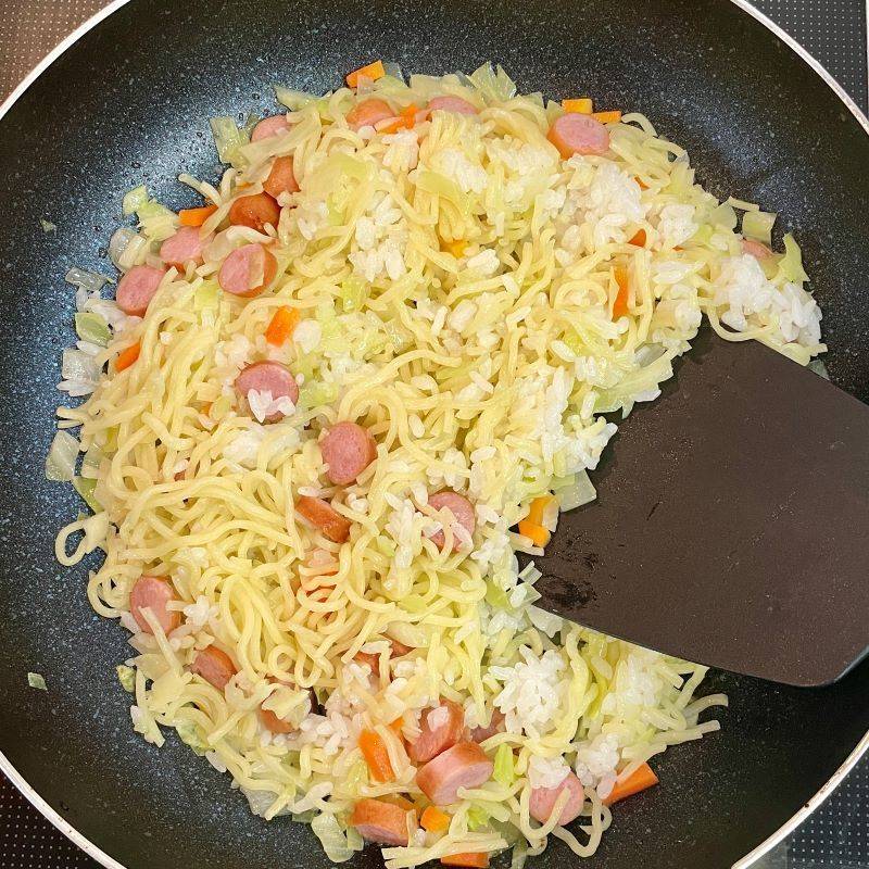 マルちゃん公式の「スパイシーそばめし」のレシピ