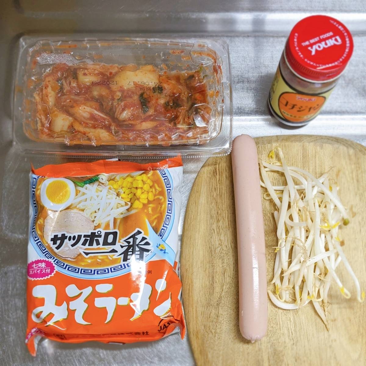 ニッスイ公式「おさかなのソーセージでプデチゲ風ラーメン」のレシピ
