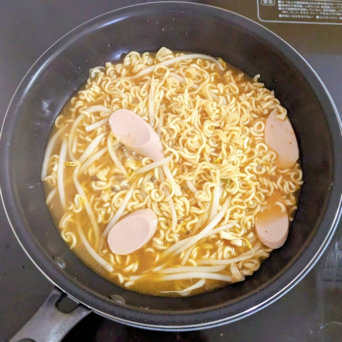 ニッスイ公式「おさかなのソーセージでプデチゲ風ラーメン」のレシピ
