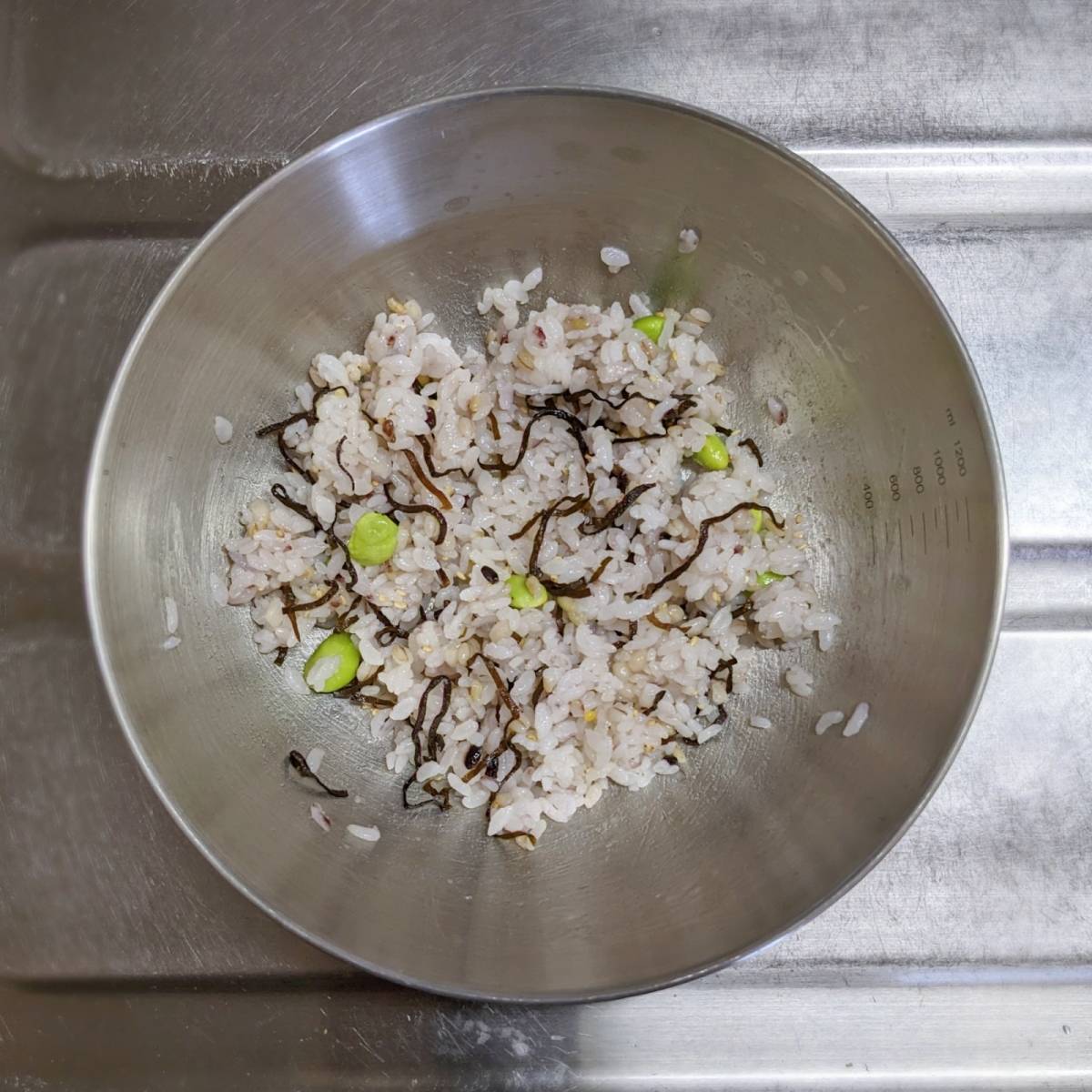 【くらこん塩こんぶ】塩こんぶと枝豆のおにぎり