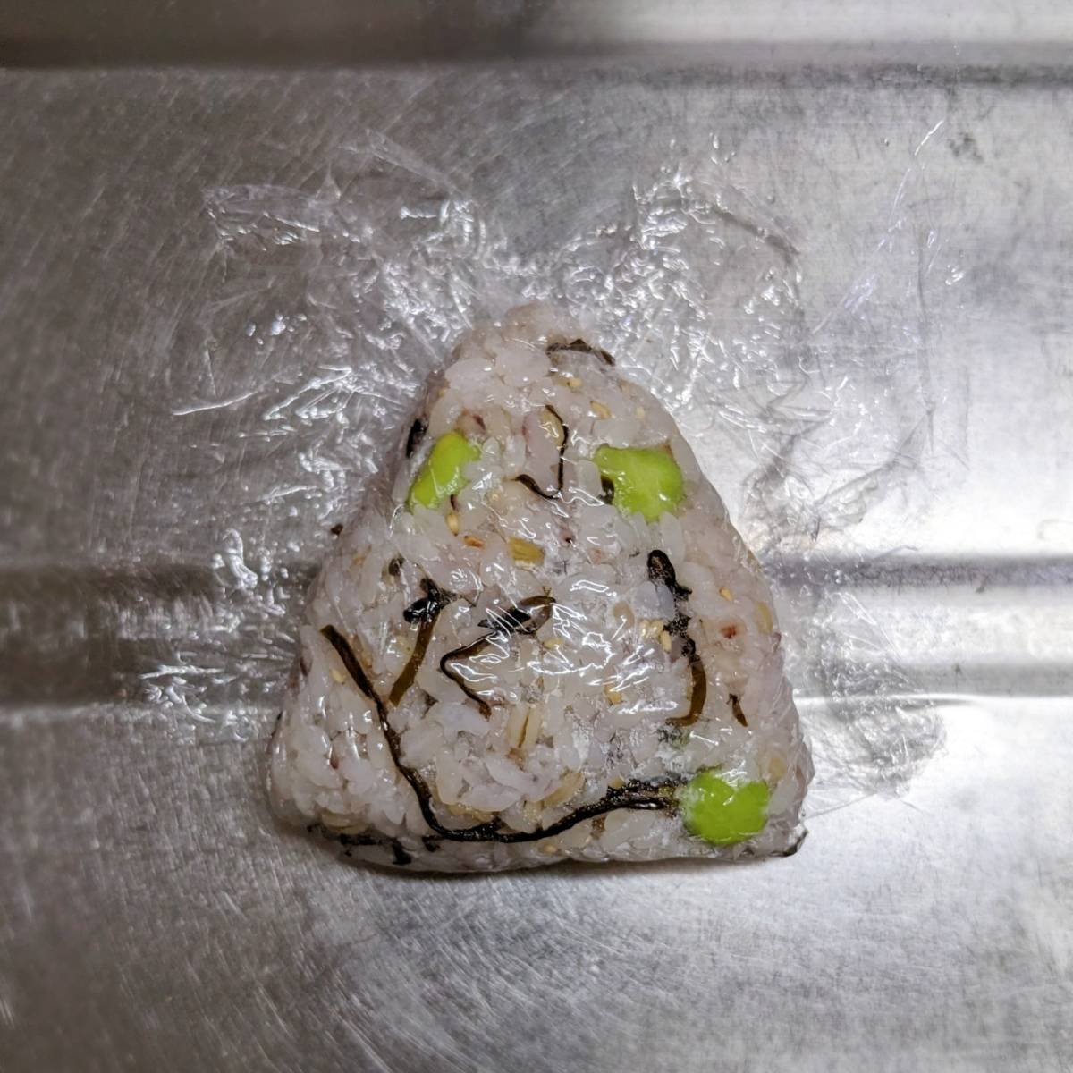 【くらこん塩こんぶ】塩こんぶと枝豆のおにぎり
