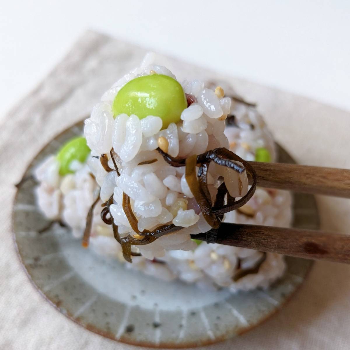 【くらこん塩こんぶ】塩こんぶと枝豆のおにぎり