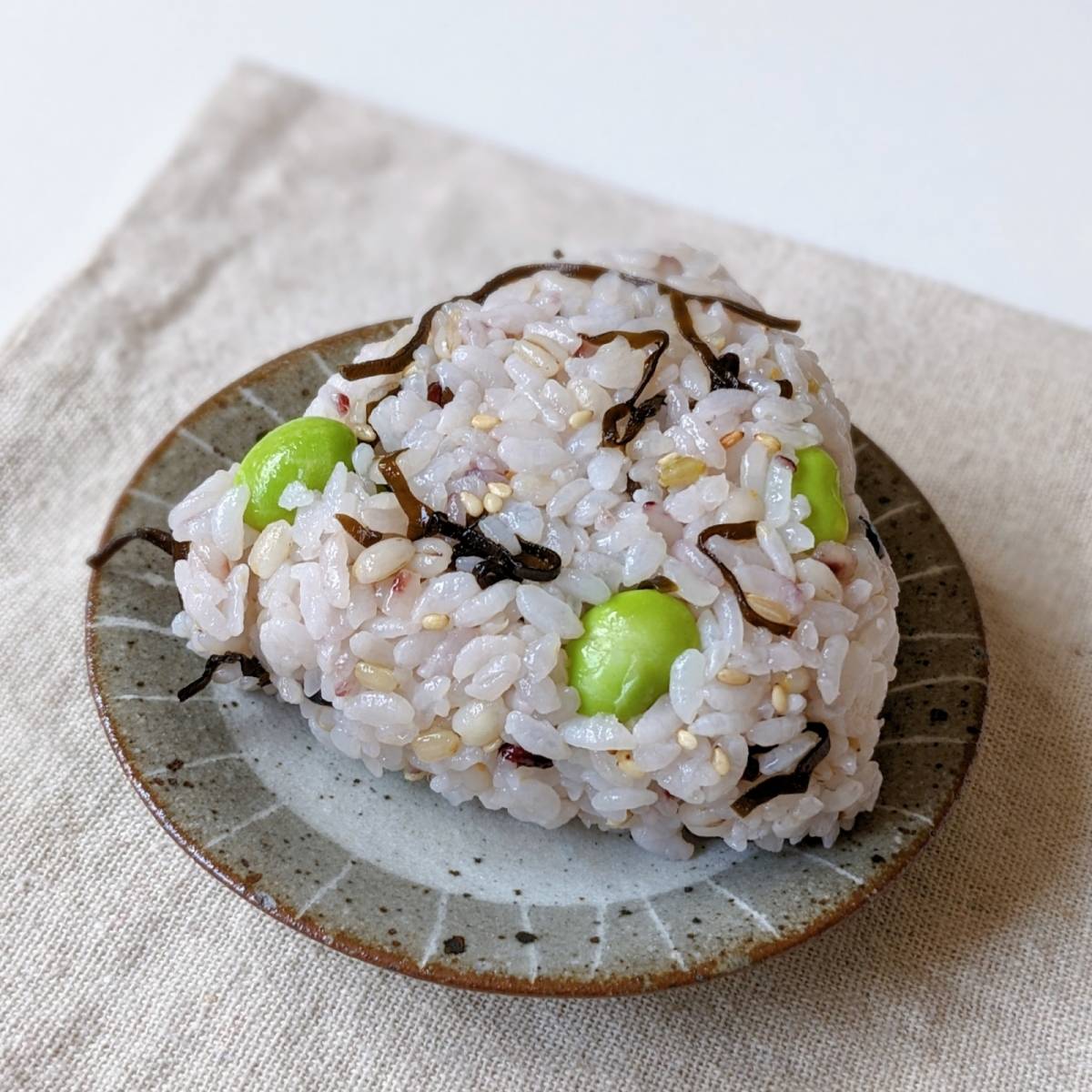 【くらこん塩こんぶ】塩こんぶと枝豆のおにぎり