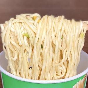  ドラッグストアコスモスの「野菜ちゃんぽん」の麺をお箸で掴む様子 
