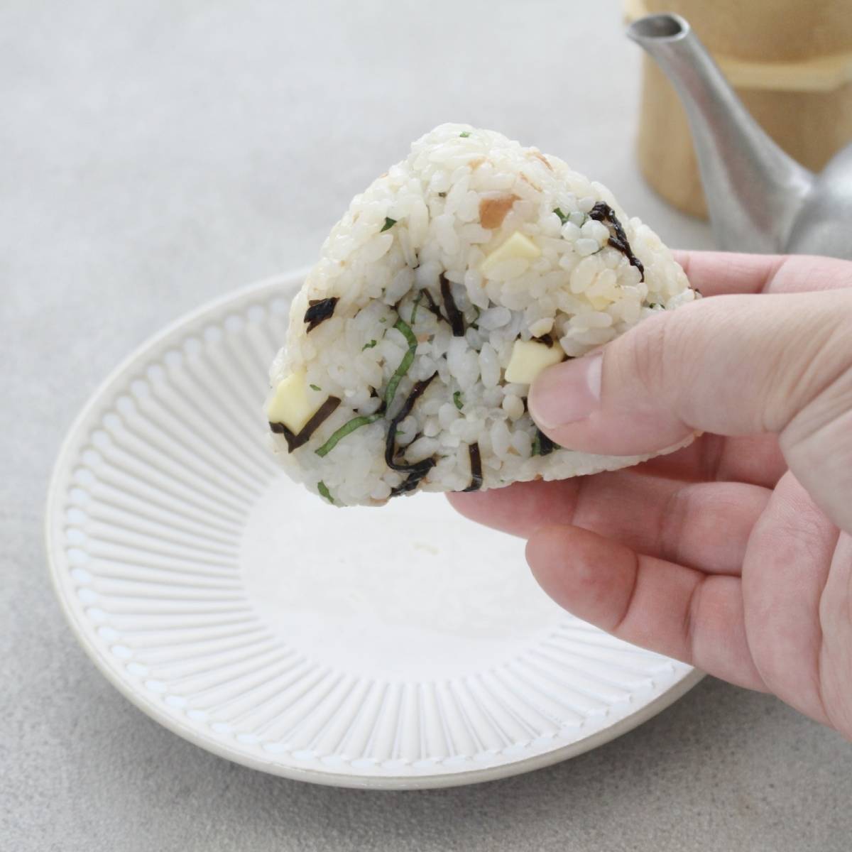 くらこん公式の「塩こんぶで梅しそおにぎり」のレシピ