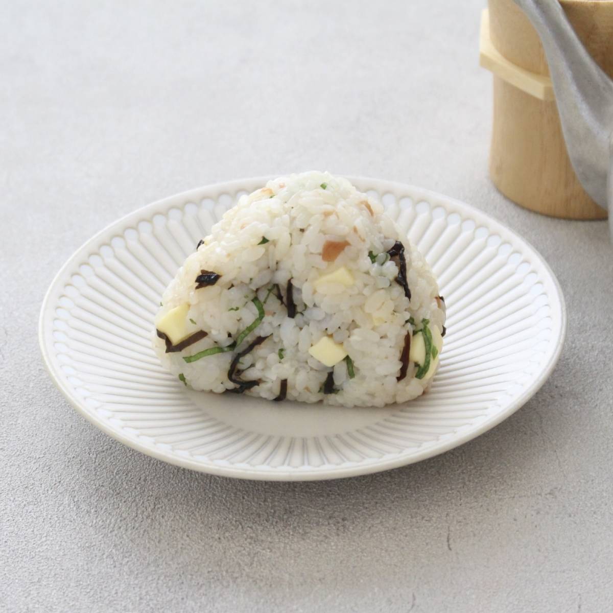 くらこん公式の「塩こんぶで梅しそおにぎり」のレシピ