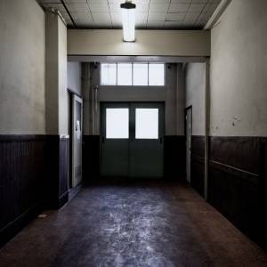 【本当にあった怖い話】「地下で足音が聞こえるんだよ」病院の悲しき過去を知る恐怖体験