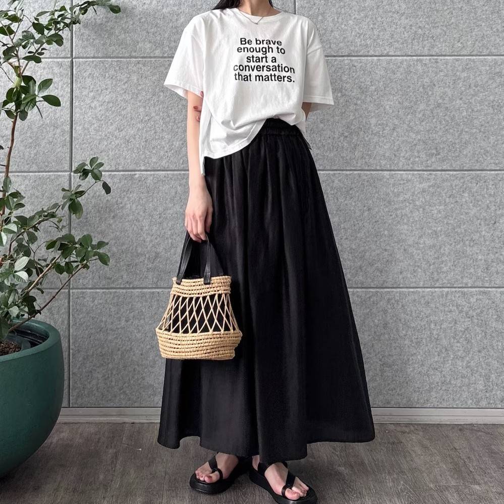 モノトーンコーデの女性
