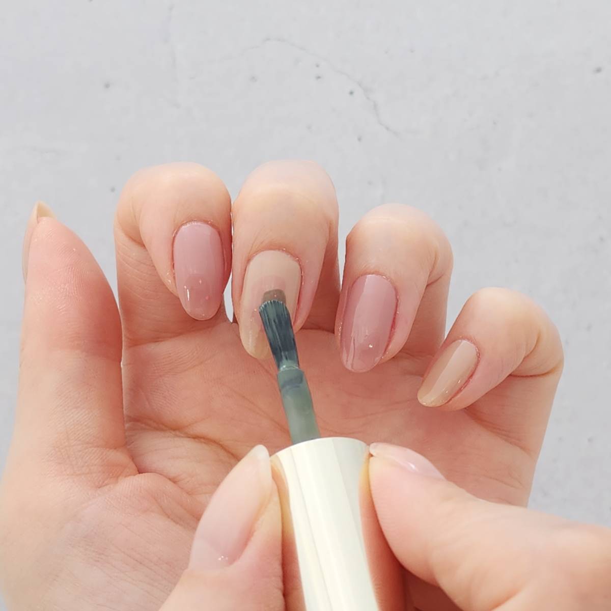 大人のこなれ感マシマシ。不器用さん向け「ニュアンスネイル」のやり方