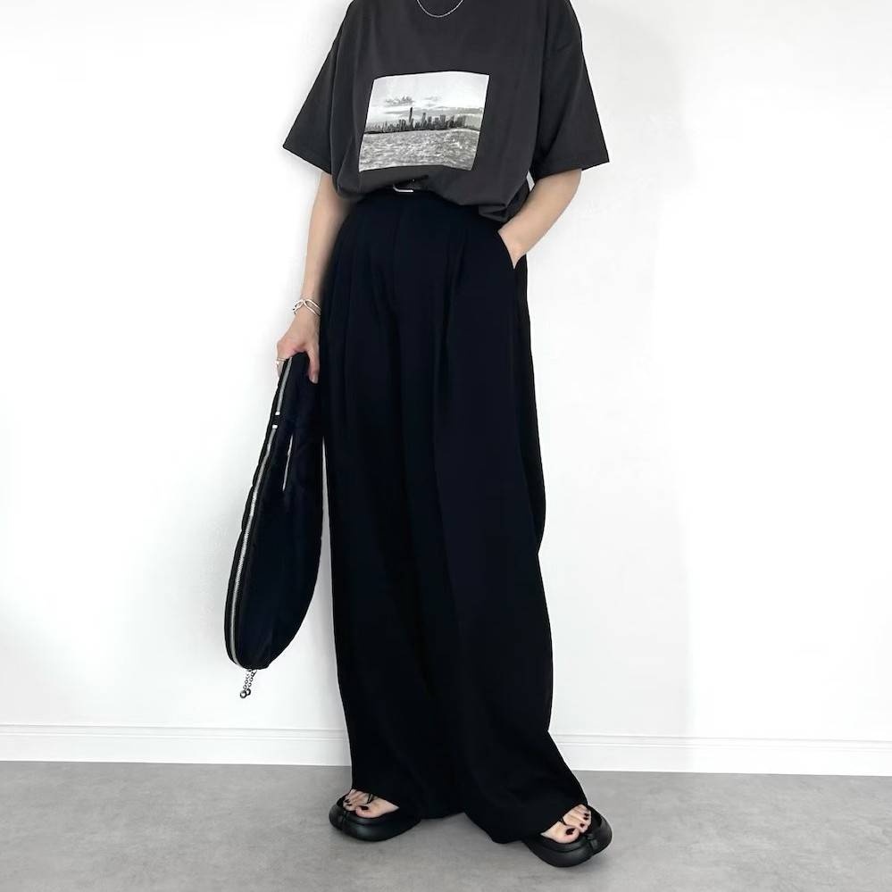 グレーのTシャツに黒パンツを合わせた女性
