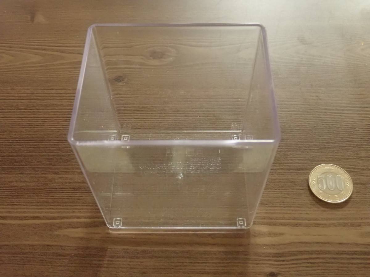 ダイソーの小物ケース(フラットタイプ、クリア、8.5cm×7cm×9.2cm)