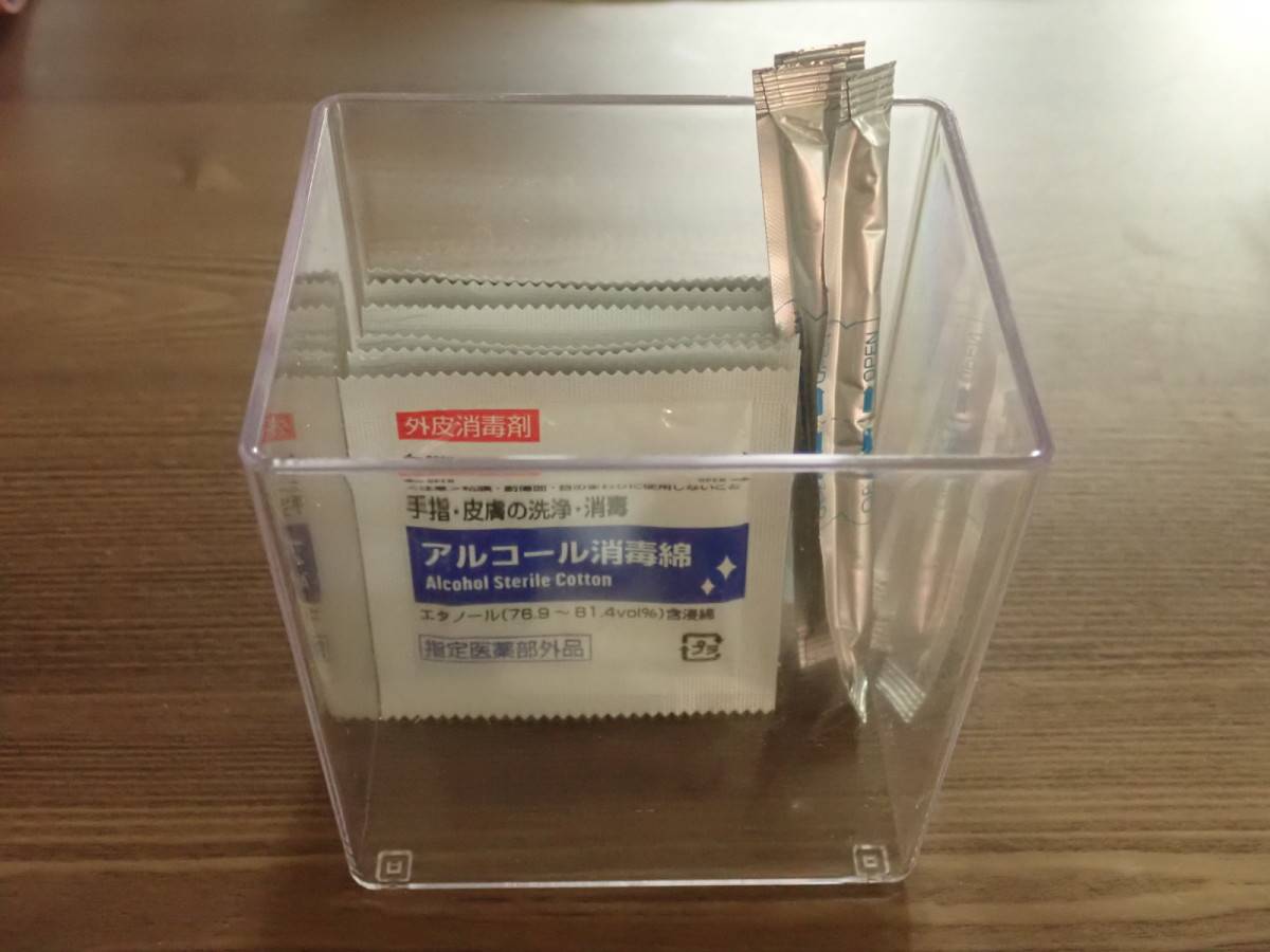 ダイソーの小物ケース(フラットタイプ、クリア、8.5cm×7cm×9.2cm)