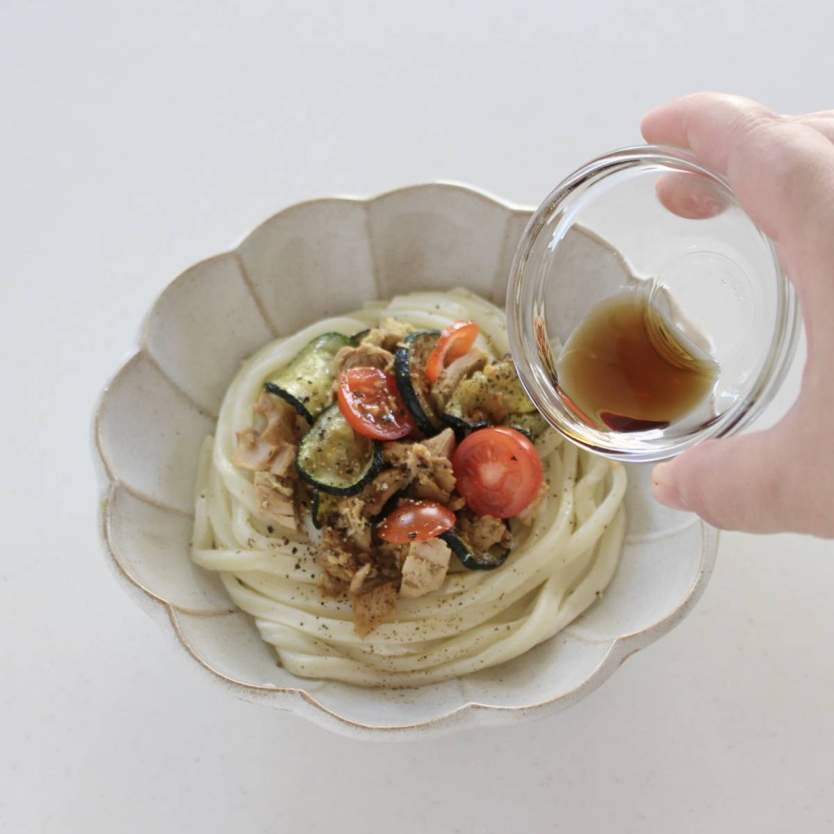テーブルマーク公式の「ツナとズッキーニの和えうどん」のレシピ