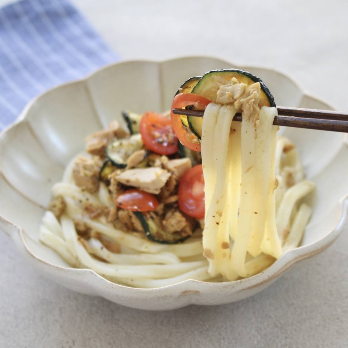 テーブルマーク公式の「ツナとズッキーニの和えうどん」のレシピ