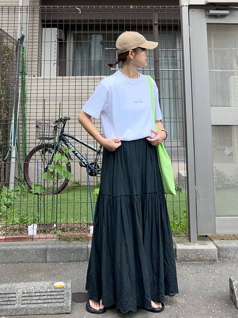 モノトーンコーデ×カラー小物