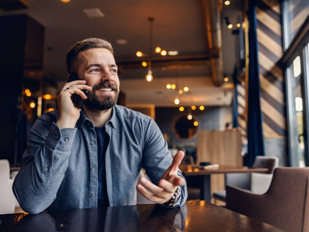 スマホで電話をする男性
