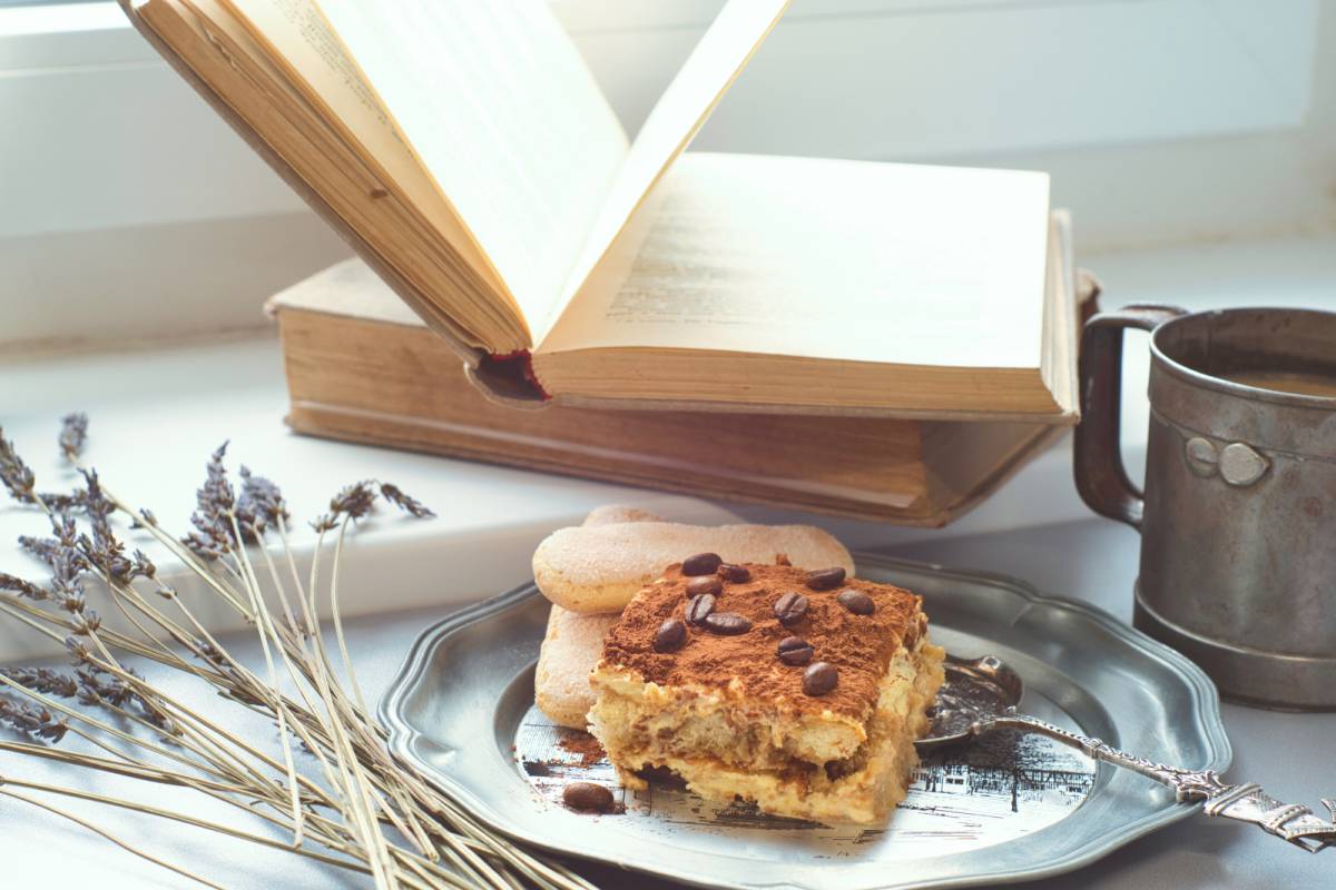 本とケーキ