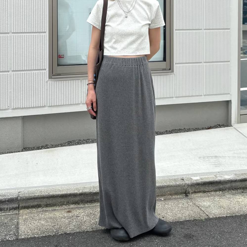 白Tシャツにグレーのスカートを合わせた女性