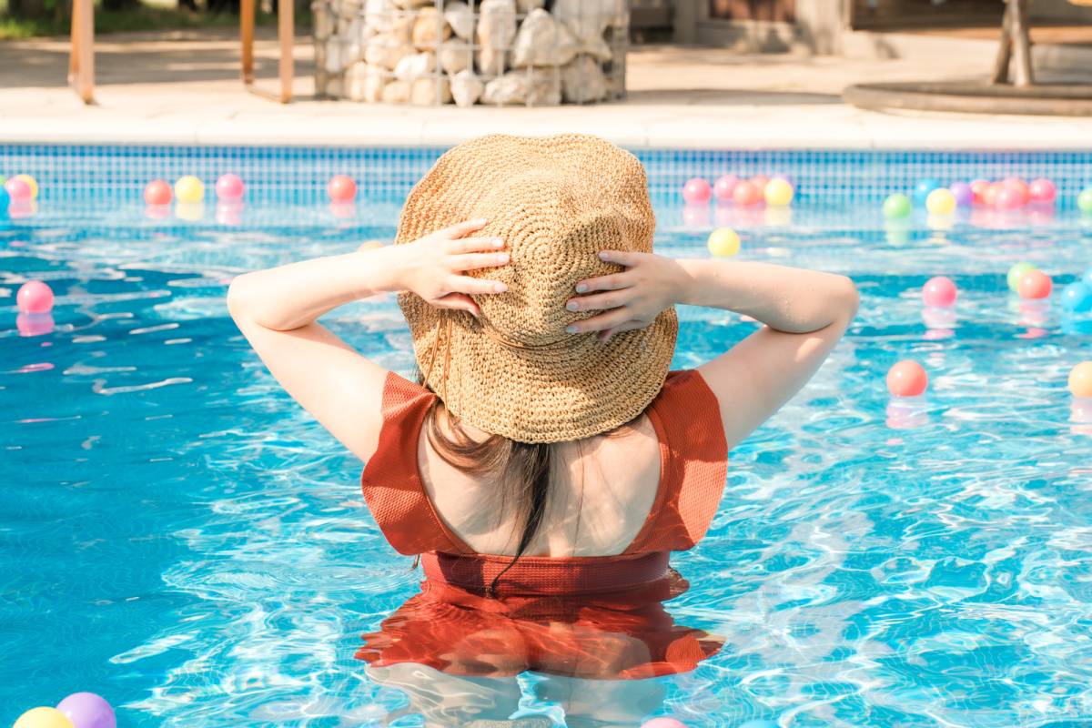 夏にプールで遊ぶ女性