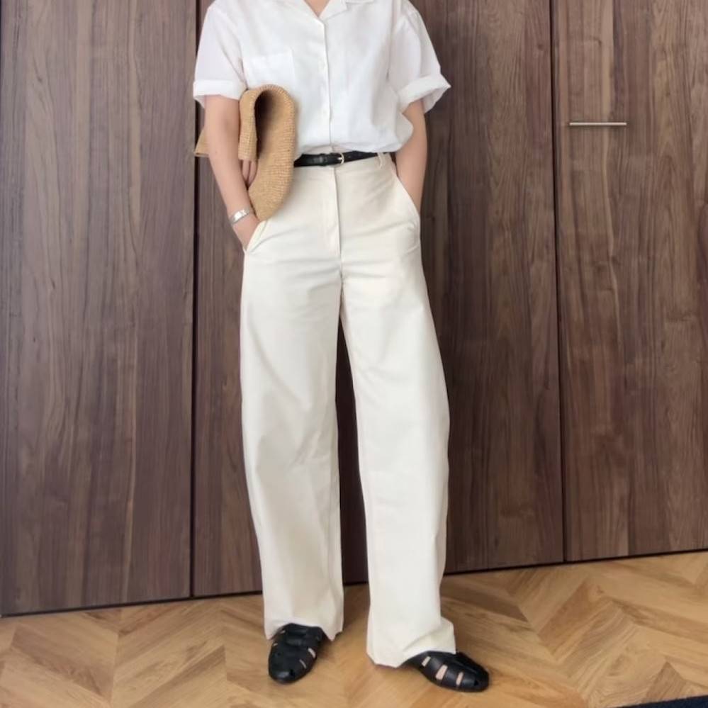 白シャツにベージュパンツを合わせた女性