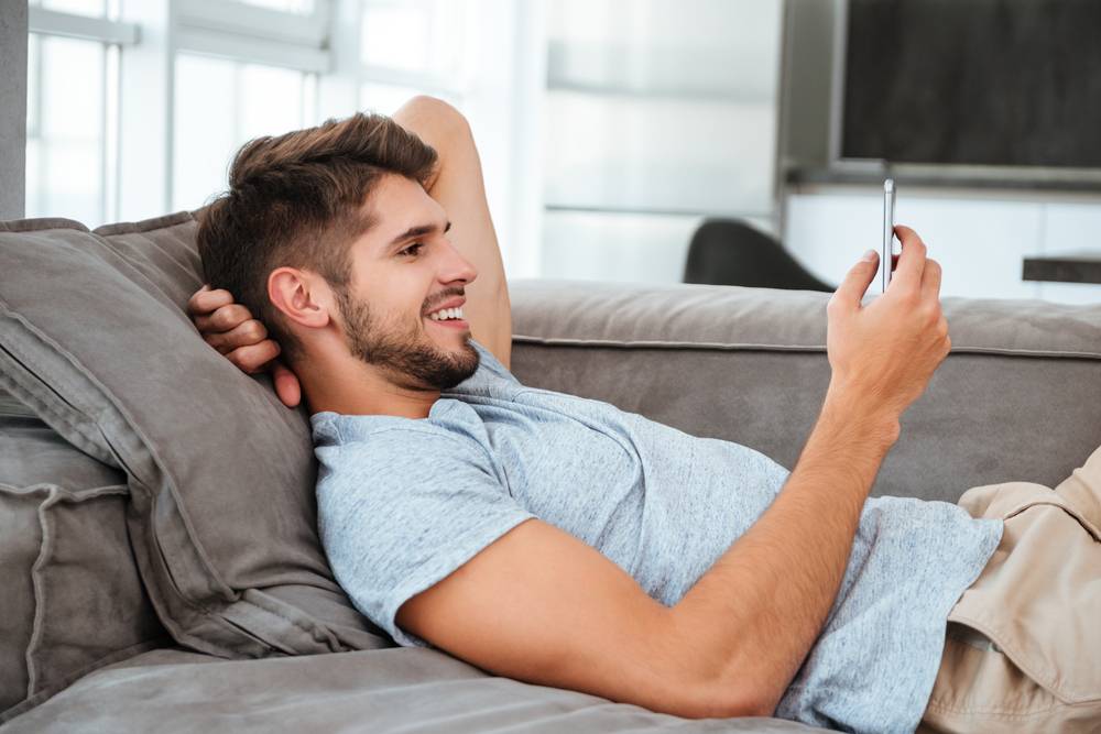 スマートフォンをいじる男性
