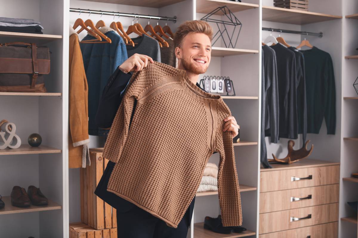 服を選ぶ男性