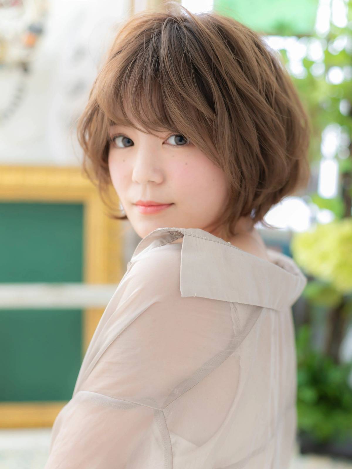ベージュカラーのゆるふわショート