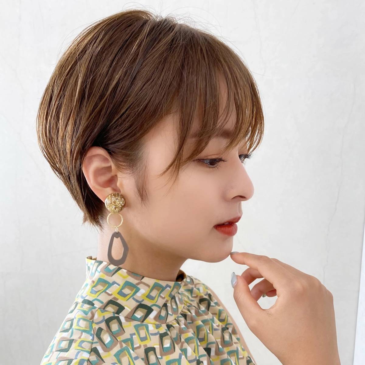 シンプルな耳掛けショート