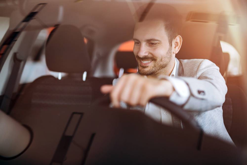 車に乗る男性