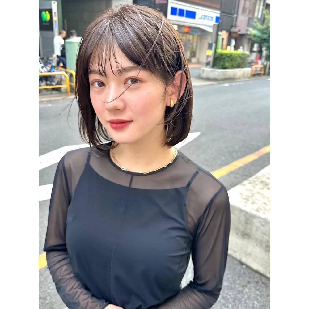 ストレートな切りっぱなしボブ